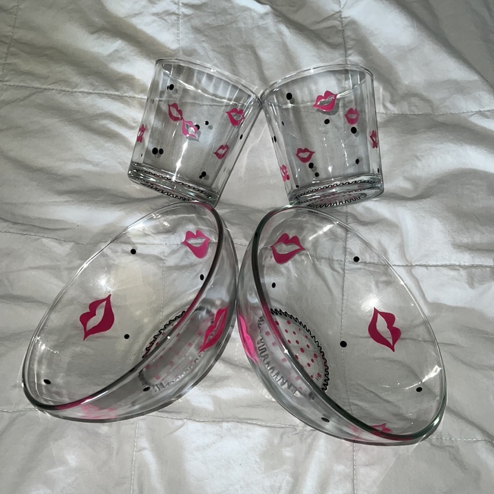 Dishes with Kisses 😘 4-piece set.